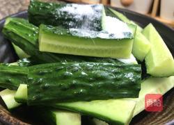 酸脆爽口腌黄瓜的做法图解2