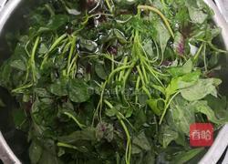 上汤苋菜皮蛋的做法图解1