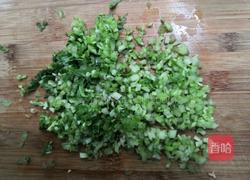西芹鸡蛋小饼的做法图解2