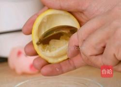 集颜值与美味于一身的柠檬小蛋糕吃一口就爱上的做法图解1