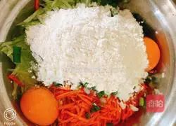 Illustration of how to bake cucumber, carrot shreds and eggs in rice cooker 6