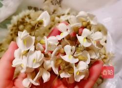 槐花鸡蛋饼的做法图解1