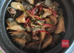 砂锅闷鳗鱼头的做法图解5