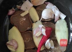 砂锅闷鳗鱼头的做法图解1