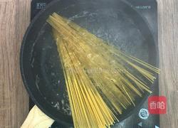 咸蛋黄培根炒意面的做法图解2