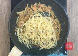 咸蛋黄培根炒意面的做法图解9