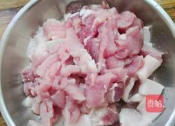南瓜花炒黑猪肉的做法图解2