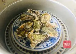Illustration of how to make steamed oysters with garlic chili sauce 1