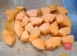 桃胶炖木瓜奶的做法图解2