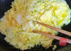 比扬州炒饭还好吃的虾仁西芹蛋炒饭的做法图解3