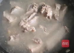 胡萝卜玉米山药排骨汤的做法图解3