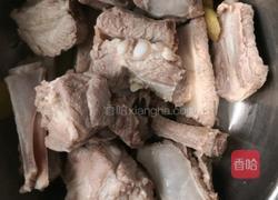 胡萝卜玉米山药排骨汤的做法图解4