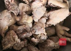 土豆蘑菇胡萝卜炖鸡的做法图解2