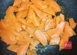 海鲜菇炒胡萝卜的做法图解2