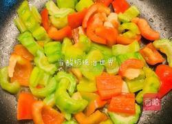 苦瓜甜椒炒鸡蛋的做法图解2