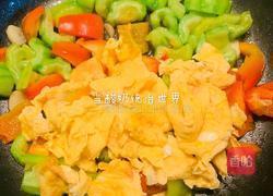苦瓜甜椒炒鸡蛋的做法图解3