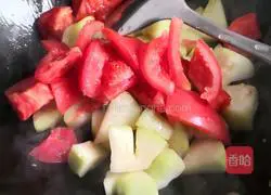 Illustration of how to stir-fry tomatoes with gourds 4