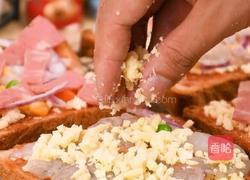 超快手早餐鲜虾吐司披萨4步就能搞定的做法图解3