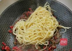 红甜菜肉酱意大利面的做法图解8