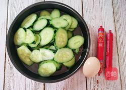 黄瓜火腿炒鸡蛋的做法图解1