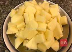 孜然香肠小土豆的做法图解1