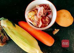 玉米胡萝卜鸡汤的做法图解2