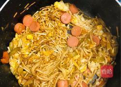 鸡蛋火腿榨菜炒面的做法图解5