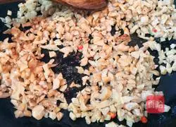 Illustration of how to stir-fry diced radish 7