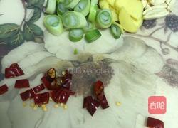 啤酒炒花甲的做法图解1