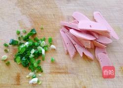青菜火腿鸡蛋面的做法图解1