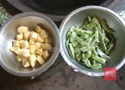 土豆豆角炖肉的做法图解1