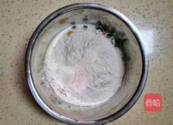 全家老少都喜欢的牛奶鸡蛋葱花软饼的做法图解5