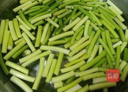 腊肠炒蒜苔的做法图解2