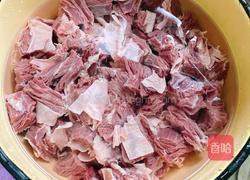 胡萝卜炖牛腩的做法图解1