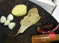 土豆焖鸡的做法图解1