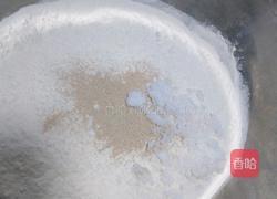 自制葱花花卷的做法图解1