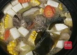 玉米海带萝卜香菇排骨汤的做法图解5