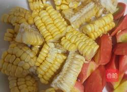 玉米海带萝卜香菇排骨汤的做法图解3