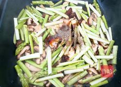 蒜香芦笋炒香菇的做法图解6