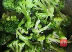 双西合璧之西红柿炒西兰花的做法图解2