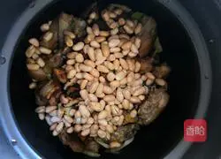 Illustration of braised pig's feet with mushrooms and peanuts 13