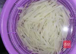 Illustration of how to make shredded potatoes in vinegar 3