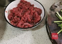 牛肉炒芹菜的做法图解1