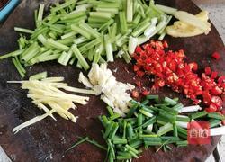 牛肉炒芹菜的做法图解2