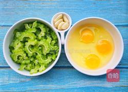 夏日必备清热解暑的苦瓜炒蛋的做法图解1