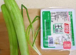 Illustration of how to make luffa and tofu soup 1