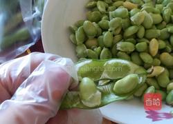 毛豆炒肉的做法图解1