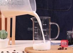 雪顶可可奶茶的做法图解1