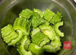 苦瓜黄豆排骨煲的做法图解1