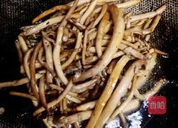 干煸老鸭茶树菇的做法图解2
